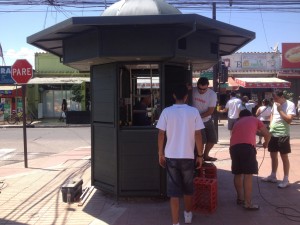 Kiosco metálico con puertas retráctiles